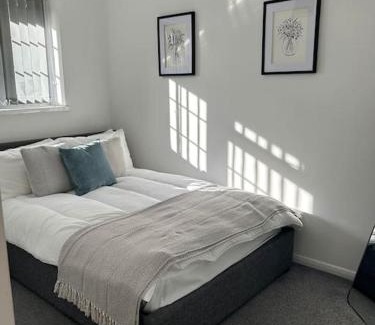 Atlantic Wharf Apartment | Cosy 3 Bed House Walking Distance to Principality Stadium Cardiff Bay and Centre with Parking