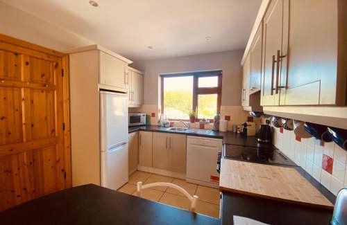 Foxford House | Cosy 3 bedroom townhouse with wood pellet stove!