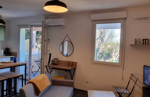 Razimbaud Apartment | Cosy air-conditioned studio with private parking