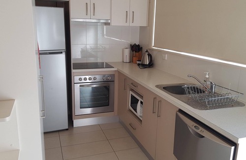 Albury Apartment | Cosy and Central Stanley St Unit - Central one bedroom apartment with a queen bed and kitchen facilities plus unlimited high speed wifi.