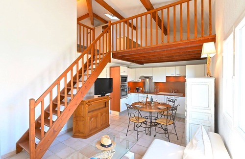 La Rouviere Apartment | Cosy apartment for 4 guests with WIFI, A/C, pool, TV and patio