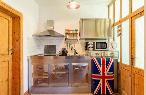 Aurogna Apartment | Cosy apartment for 4 people with A/C, WIFI, TV and patio