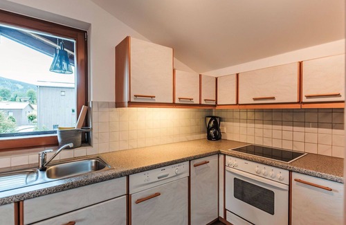 Goldegg Apartment | Cosy apartment for 8 people with WIFI, pool, TV, balcony and pets allowed