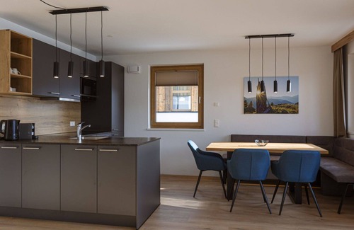 Paß Thurn Apartment | Cosy apartment for 4 people with WIFI, pool, TV and balcony