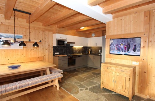 Tux House | Cosy apartment in villa for 9 people with WIFI, TV and terrace