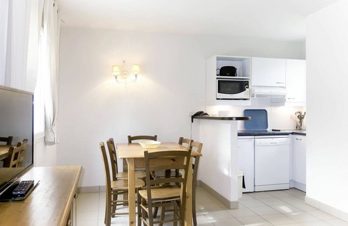 Crozon House | Cosy apartment in villa for 6 people with pool, WIFI, TV, terrace and pets allowed