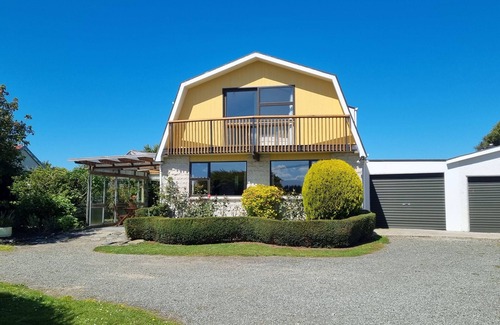 Kakanui House | Cosy bach with Kakanui mountain and sea views.