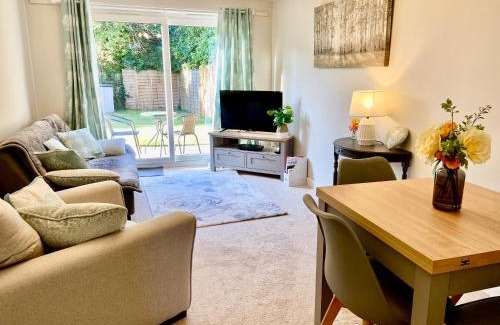 Trimley House | Cosy Bungalow Near Open Countryside