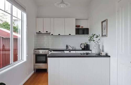 Battery Point Apartment | Cosy, central apartment with large sunny deck