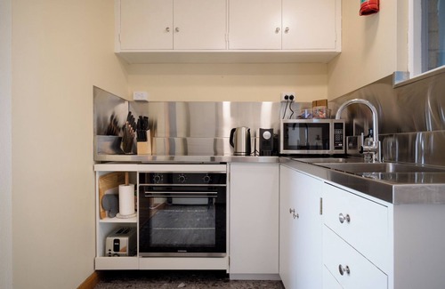 East Launceston Apartment | Cosy & Convenient: WiFi & Parking