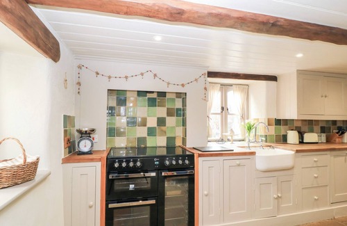 Salisbury Cottage | COSY COT, pet friendly, character holiday cottage in Salisbury