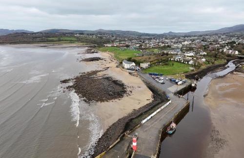 Buncrana House | Cosy Cottage- Sleeps 4 Free Parking & Golf Nearby