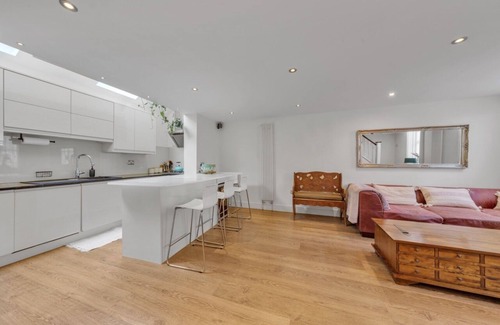 Maida Vale House | Cosy Getaway Mews House With Character, Patio & Free Parking in Maida Hill