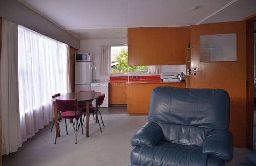 Lake Hawea Cottage | Cosy Kiwi Bach with lake views | Close to ski fields | 1 minute walk to the lake