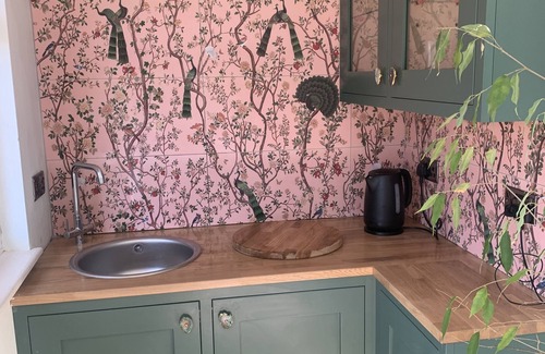 Chorlton-cum-Hardy Cabin | Cosy leafy cabin near city centre. Free parking