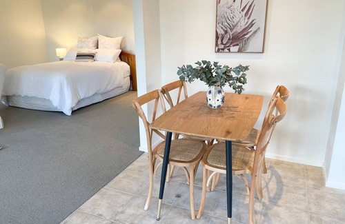 Waipara Bed & Breakfast | Cosy little getaway with amazing hot tub and wineries on your doorstep