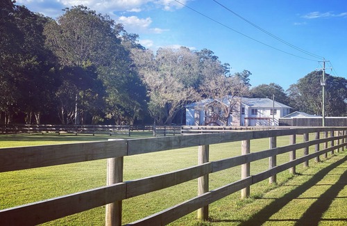 Guanaba House | Cosy Loft Style Barn Conversion nestled alongside a Hinterland Creek πΊππ«