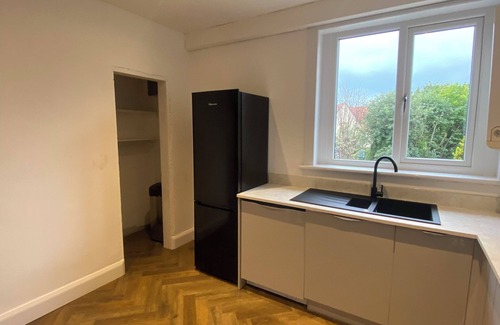 Grangemouth Apartment | Cosy, Luxury Stay | Balcony, Garden & Driveway. Scotland's Central Belt.