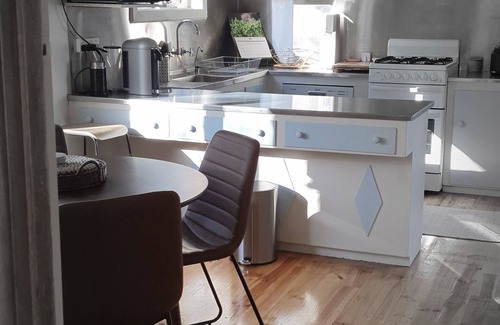 Newington House | Cosy Mid-Century home, Central, Off Street Parking and Fur Baby Friendly