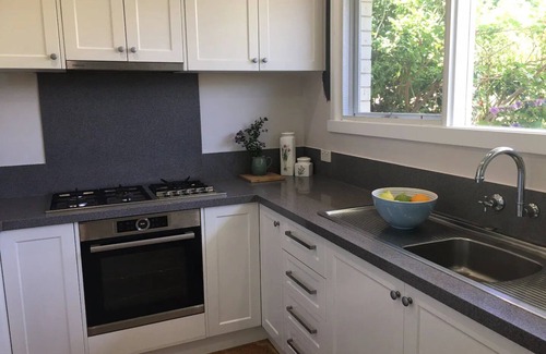 Frankston South House | Cosy Oliver Hill retreat, short walk to beach & scenic lookout