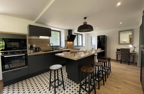 Cerilly Cottage | Cosy Retreat in Prestigious Forest: 3BR Home, Terrace, BBQ, Near Lake & Hiking