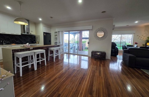 Drouin House | Cosy spacious hill holiday home