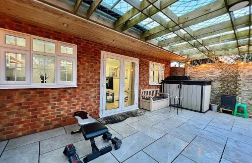 Cockfosters House | Cosy Stylish Guest House with Private Patio and Gym Gear
