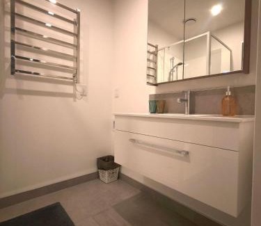 Burnside Bed & Breakfast | Cosy Sunny Bedroom Close to Airport