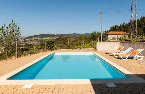 Aveiro Villa | Cosy villa in Aveiro with shared pool and views