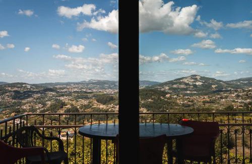 Aveiro Villa | Cosy villa in Aveiro with shared pool and views