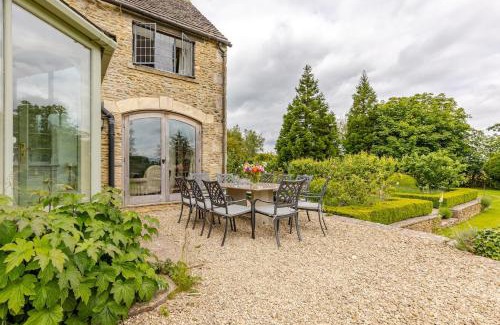 Brimpsfield House | Cotswold Farmhouse with Swimming Pool