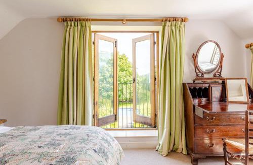 Brimpsfield House | Cotswold Farmhouse with Swimming Pool