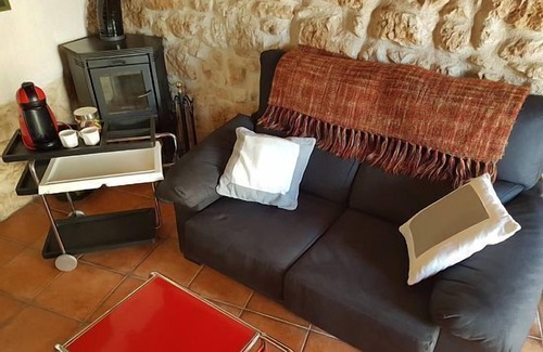 Melida Cottage | Cottage 2 people. Jacuzzi in room and pets are allowed.