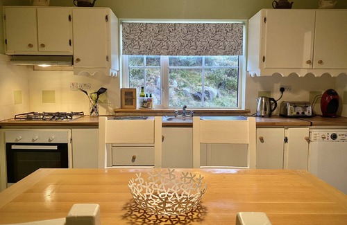 Clifden Cottage | Cottage 427 - Clifden - sleeps 6 guests in 3 bedrooms