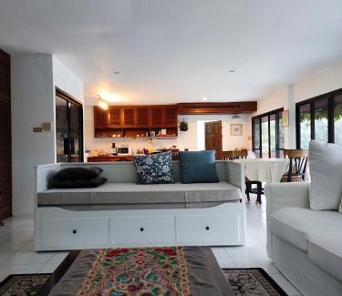 Mueang Len House | Cottage by the pond