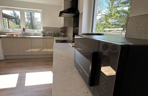 West Laroch Cottage | Cottage for 8 - ideally located between Glencoe and Fort William close to shore.