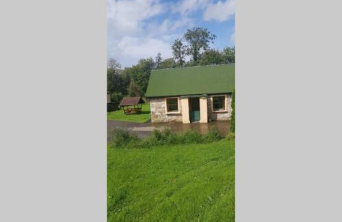 Mohill House | Cottage ideal for Family's & private lake access