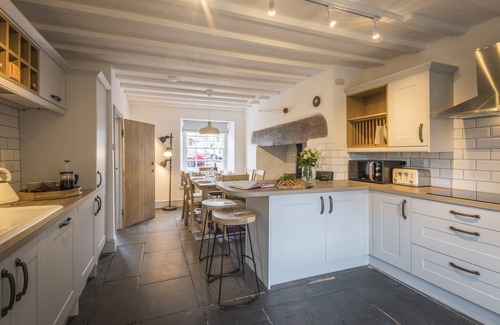 Ffestiniog Cottage | Cottage in Llan Ffestiniog with Hot Tub