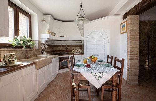 Castelraimondo Villa | Cottage Ermelinda – Landscape, Jacuzzi and Pool