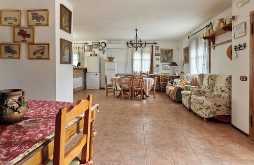 Castillo de Locubin Cottage | Cottage 'Majolero 3' with Shared Pool, Balcony and Wi-Fi