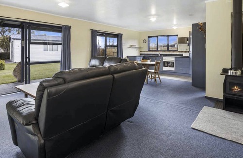 Turangi Cottage | Cottage & Spa Pool