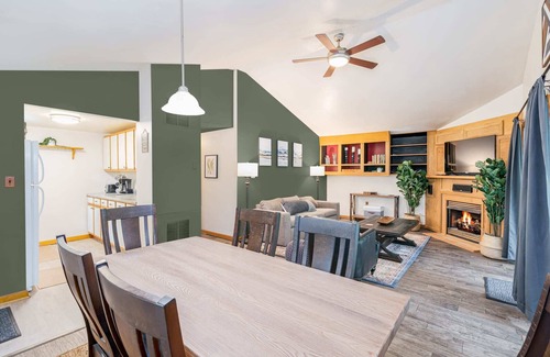 Berkeley Springs Cabin | Cottage w Hot Tub, Pond & Kayaks, Fire Pit, & WiFi
