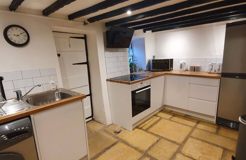 Corsham Cottage | Cottage with Large Drive