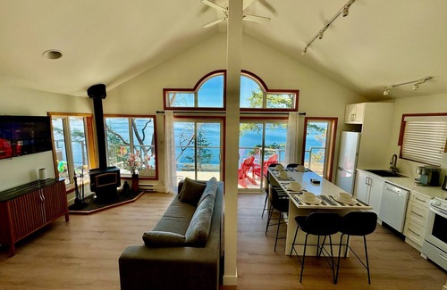 Pender Island Cabin | Cottage with West Suite at Sahhali on the Bluffs