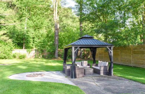 Nelsonville House | Cottage with Yard and Grill about 21 Mi to Hocking Hills!