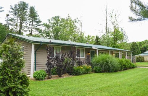 Nelsonville House | Cottage with Yard and Grill about 21 Mi to Hocking Hills!