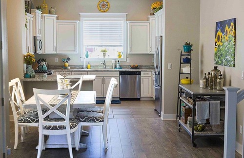 Flagstaff House | Cotton's Cabin | Forest Views | Near Downtown | Backyard with Firepit & Grill | Family-Friendly
