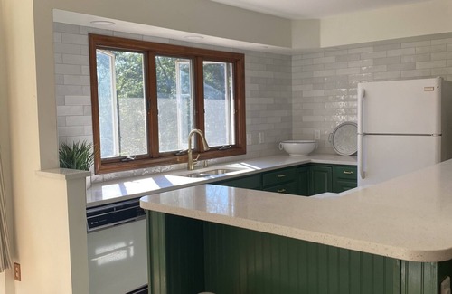 Saunderstown House | Country Beach Hideaway -10 min to Narragansett/Newport and beautiful RI beaches!