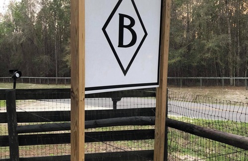 Williston Cottage | Country cottage. 2 bedroom/2 bath. Sleeps 4-8. Kitchen. Dining room. Grill.