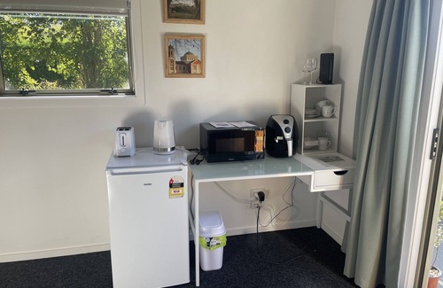 Arundel Apartment | Country Getaway - Studio room with Ensuite in seven-acre landscaped gardens.